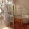 salle de bain douche et baignoire posée au sol sur parquet Jatoba