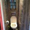 Toilettes suspendus Géberit, tadelakt ciré au mur et galets au sol