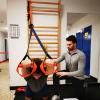 Cadre professionnel faisant du TRX