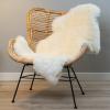 peau-mouton-chaise-rotin