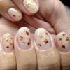 VSP renforcé (vernis semi-permanent avec un renfort)
Incrustations de feuilles d'or + base "blanc laiteux"