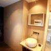 A gauche de ce lave mains la douche a litalienne que l on de voit pas ici
