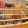 Des liqueurs de toutes sortes Violette, géranium, coquelicot, pamplemousse, rose etc....et des chocolats sans alcool