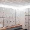 Les grands vestiaires avec douches individuelles.