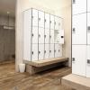Les vestiaires spacieux avec douches individuelles 