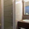Salle de bain privative avec douche, lavabo et wc