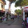 rue très commerçante ,près de la plage .