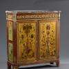 Meuble d’entre-deux en acajou et placage d’acajou ouvrant par un large tiroir et deux ventaux ornés de de panneaux à fonds d’or, peints de putti encadrés de rinceaux fleuris agrémentés d’oiseaux. Les côtés, sont également ornés de panneaux peints à fonds céladon agrémentés de roses nouées de rubans. Montants plats à cannelures rudentées d’asperges, pieds à pans. Riche ornementation de bronze doré. Dessus de marbre rapporté.
