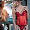 Guêpière TENTATION

Broderie rouge et noir  permet de modeler votre silhouette en l'affinant comme avec une gaine et lui donner ainsi l’apparence d’une « taille de guêpe ». 