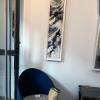 Fauteuil relooké par Elia avec un tableau de son artiste invité Michelle Billaud