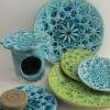 Céramiques de la série "Edelweiss" (argile blanche, émail bleu turquoise et vert pomme) : assiettes, porte-savons, diffuseurs d'huiles essentielles / Atelier-Boutique SL - Art + Design - Pérouges