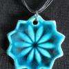Collier avec pendentif en céramique (argile blanche, émail bleu turquoise) / Atelier-Boutique SL - Art + Design - Pérouges