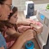 binôme parent-enfant en cours de couture