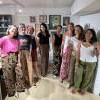 un groupe de couturières posant avec leur projet cousu main 