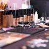 Notre maquilleur utilise des produits professionnels hauts de gamme
