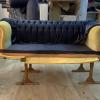 Le rempaillage de sièges, chaises, fauteuils... consiste à prendre de la paille ou un autre matériau pour refaire la partie de l'objet où l'on s'assoit (l'assise).