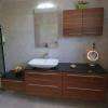 Meuble salle de bains en bambou density et plan en verre.