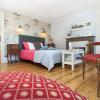 Vous vous demandez :
Où dormir à 5 dans un logement spacieux et confortable? 
Où trouver une chambre familiale à Boulogne sur Mer proche de Nausicaa? 
La chambre familiale premium est faite pour vous. 
Cette chambre familiale de charme est composée de 2 chambres à coucher avec parquet ancien, moulures au plafond et cheminée. 
