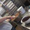 Le patron en préparation de cakes