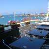 La terrasse domine le port 