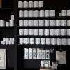 Peintures naturelles, pochoirs, cires, vernis...
Natural paints, stencils, waxes , varnish ...