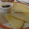 fromage de brebis et confiture de cerise