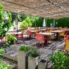 Le restaurant de la piscine et sa Pergola