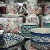 Joli choix de tasses, mugs, plateaux, torchons ..en porcelaine anglaise, polonaise peinte à la main, traditionnelle de Quimper, festive et colorée. Pour tous les gouts à tous les prix