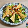 Salade - Mesclouche
Mesclun - Tomates Cerises - Oignons- Radis - Graines de Grenade - Chips de Socca