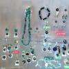 Une fantaisie de bijoux aux pierres naturelles, turquoises, lapis-lazuli, larmier,...