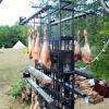 Gigots d'agneau à la ficelle pour 120 personnes (zikiro traiteur barbecue vertical) - par BBQ Box Bayonne, traiteur événementiel au Pays Basque, traiteur mariage 64, traiteur réception et séminaire entreprise, région Pau - Dax - BAB - Sud-Ouest