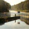 un pêcheur au bord de l'eau juste entre le passage de l'écluse et le barrage