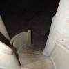 Escalier très étroit pour accéder à "l'estrade"
