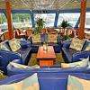 le salon à l'avant du bateau