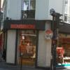 l'entrée du magasin