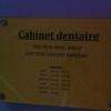 La plaque du cabinet dentaire avec les horaires