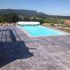 Un abord de piscine tout juste fini et les allées qui vont avec.