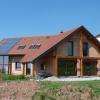 Maison en montagne, maçonnerie monomur, larges baies sud en solaire passif, panneaux actifs pour eau chaude en balcon, pour électricité autonome en toiture, puits géothermique par eau glycolée, récupération des eaux de pluie etc.