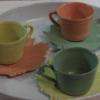 Tasses à café sur mini feuilles.