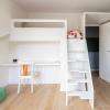 Chambre enfant crée dans projet de surélévation à Pantin avec lit sur mesure intégrant bureau, penderie et rangements