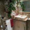 Salle de bain avec meubles en bois recouvert de carrelage.