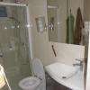 Petite salle de bain avec grand espace douche.