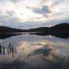 le lodge se trouve sur la berge sud du lac Mouriscot