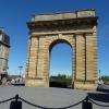 Face au pont de Pierre, la porte de Bourgogne. 