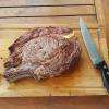 Côte de boeuf race Fleur d'Aubrac, prête à être dégustée