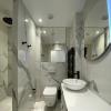 Salle bain avec douche italienne, revetement gres cerame imitation marbre, vasque simple, wc suspendu
Syle contemporain JACOMO