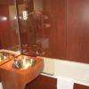 salle de bain avec baignoire