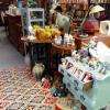 Tapis laine, commode de poupées, figurines de BD, Objets de pub, Boite en soie cartonnée, lampes, poterie, poupées, commode, vases en opaline, bureau, pichets de bar
