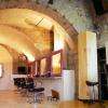 Le salon est situé au rez-de-chaussée d'un ancien hôtel particulier : vraiment classe et unique de se faire coiffer dans un endroit aussi singulier !