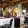 Le salon de coiffure a déjà une superficie respectable, mais grâce au jeu des miroirs, le salon a l'air encore plus grand : c'est plus de confort pour vous !